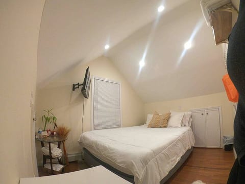 Queen Bed: PetPally, Events & Long/Short Stay
