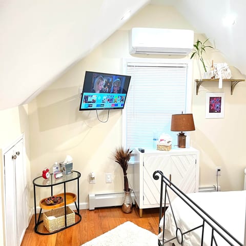 Bay Shore: Queen Bed Pet & Work Friendly