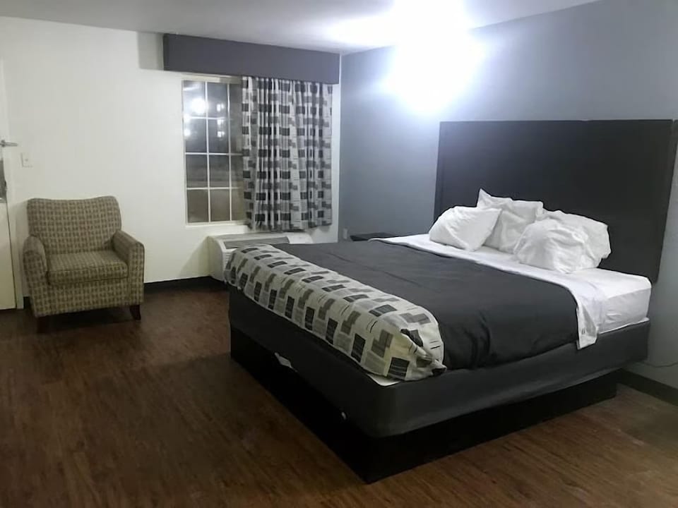 Regency Inn (Unit 1 & 2 ) 1 King Bed - Baton Rouge