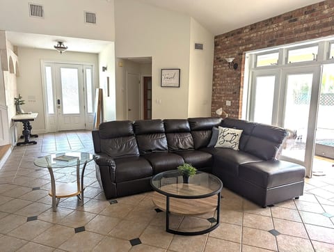 Lovely room 5 miles from Siesta Key w/ Pool & Spa! image 1