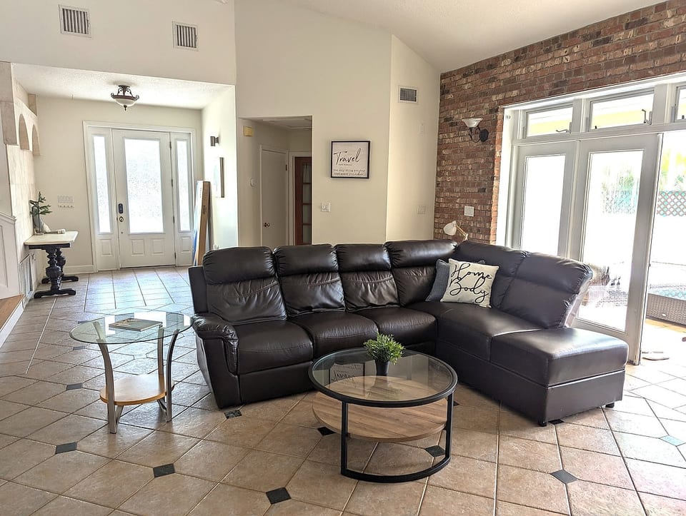 Lovely room 5 miles from Siesta Key w/ Pool & Spa! image 1