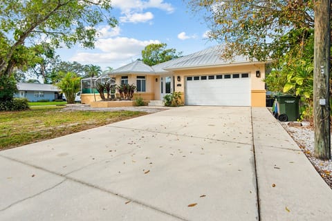 Lovely room 5 miles from Siesta Key w/ Pool & Spa! image 4