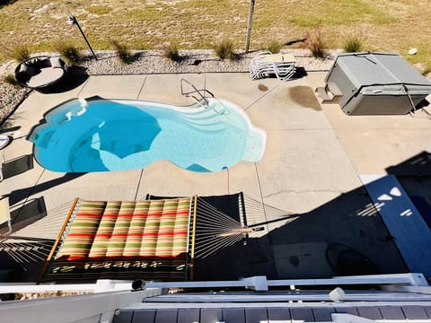 Amazing use of the shared pool, Hot tub and backyard Pool Open From 5/17 Through 10/17 Hot tub open year long