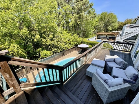 Outdoor deck & sitting