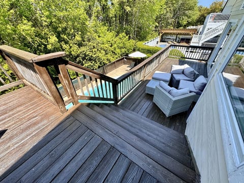 Outdoor deck & sitting