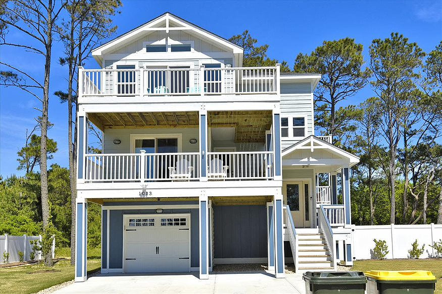 Tranquil Retreat: A 3-Level Haven in Blue & White, Nestled Amongst Nature's Canopy