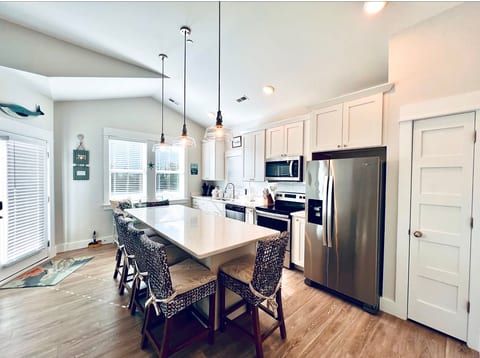 Grand Kitchen, Vaulted Ceiling, all Stainless Steel Apliances, Seating for 6