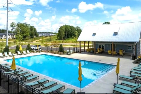 Designer Auburn Home, 2 King Suites, Sleeps 4