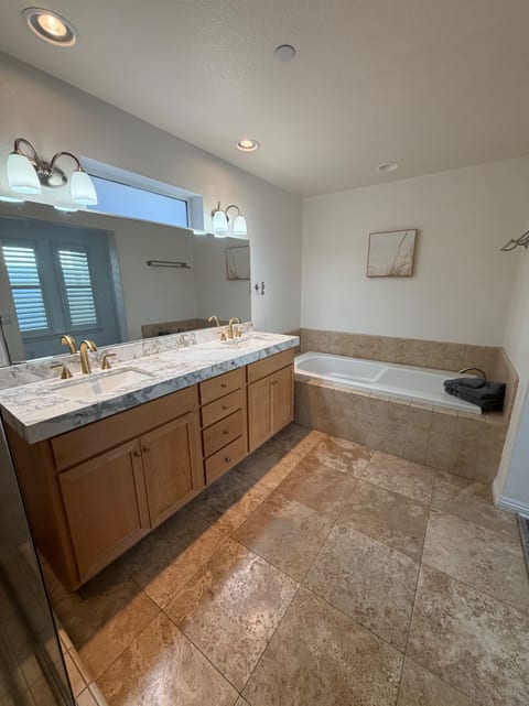 Coastal 3 BR, Walk to beach, Coaster & dining
