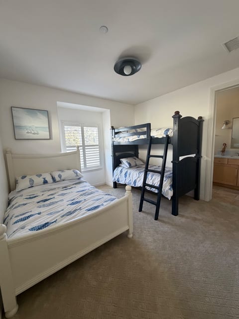 Coastal 3 BR, Walk to beach, Coaster & dining