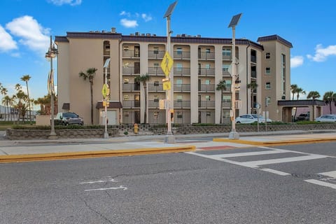 Beach access directly across the street – 3-minute walk via crosswalk