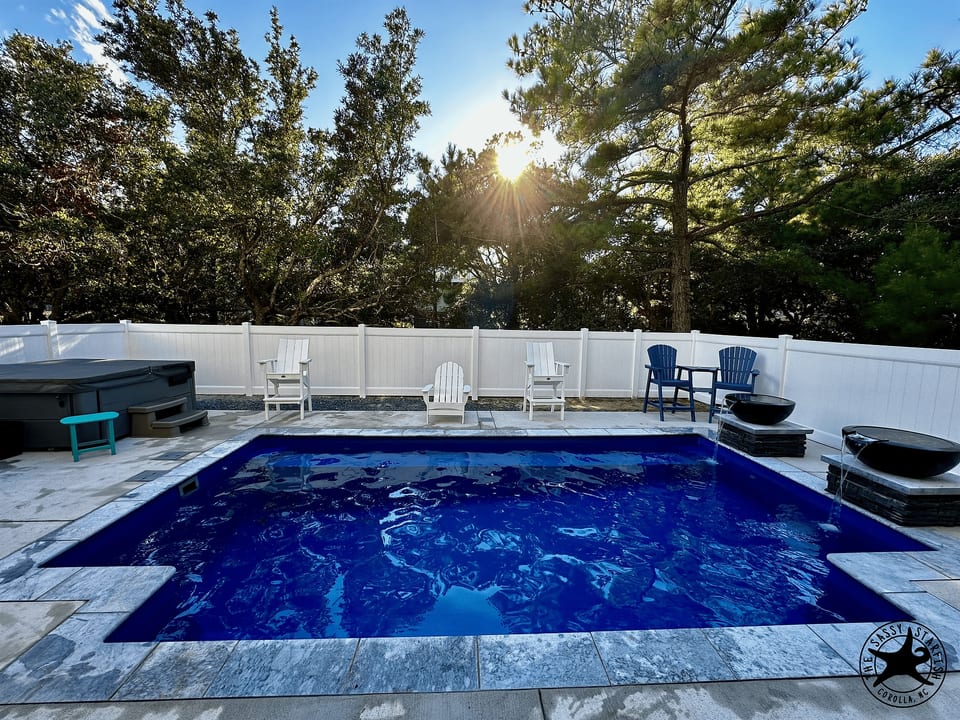Amazing private pool, hot tub, and 5' privacy fence