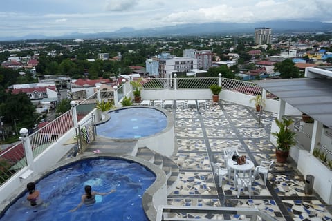 Modern 1-Bedroom Apartment, Gym & Pool Access