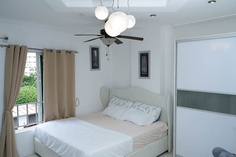 Modern 1-Bedroom Apartment, Gym & Pool Access