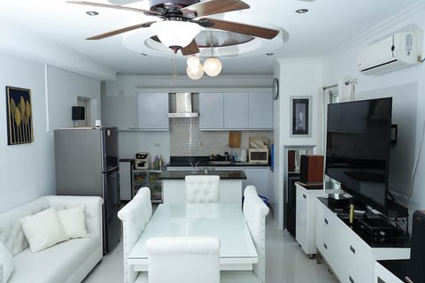 Modern 1-Bedroom Apartment, Gym & Pool Access image 1