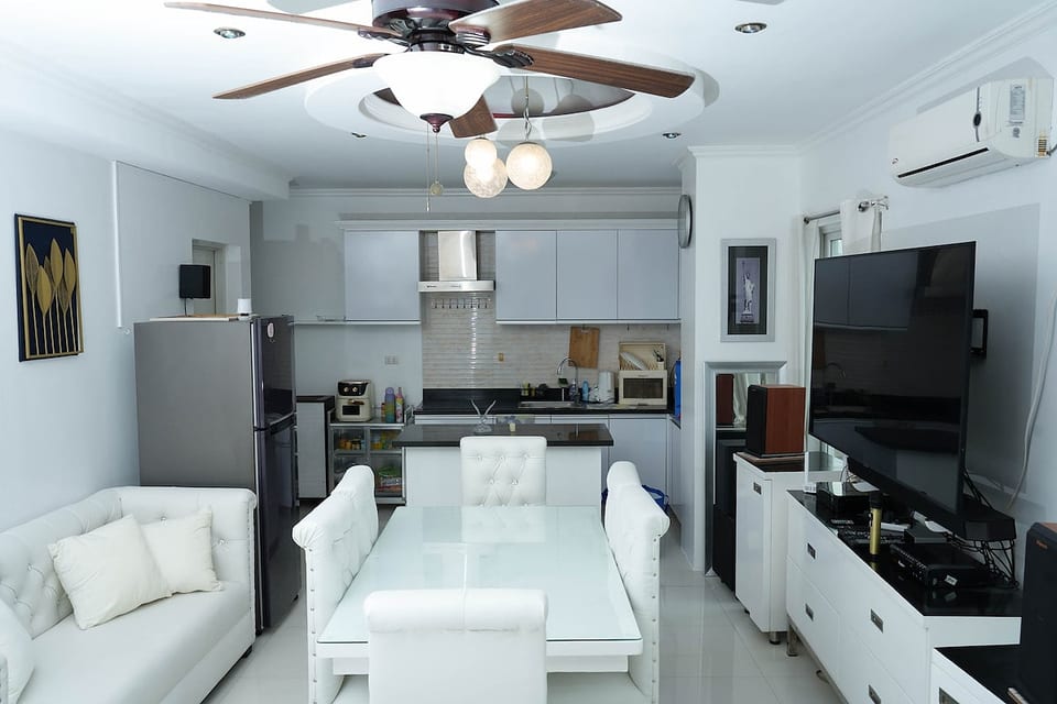 Modern 1-Bedroom Apartment, Gym & Pool Access image 1