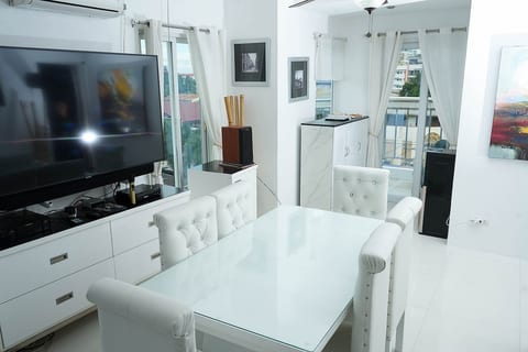 Modern 1-Bedroom Apartment, Gym & Pool Access