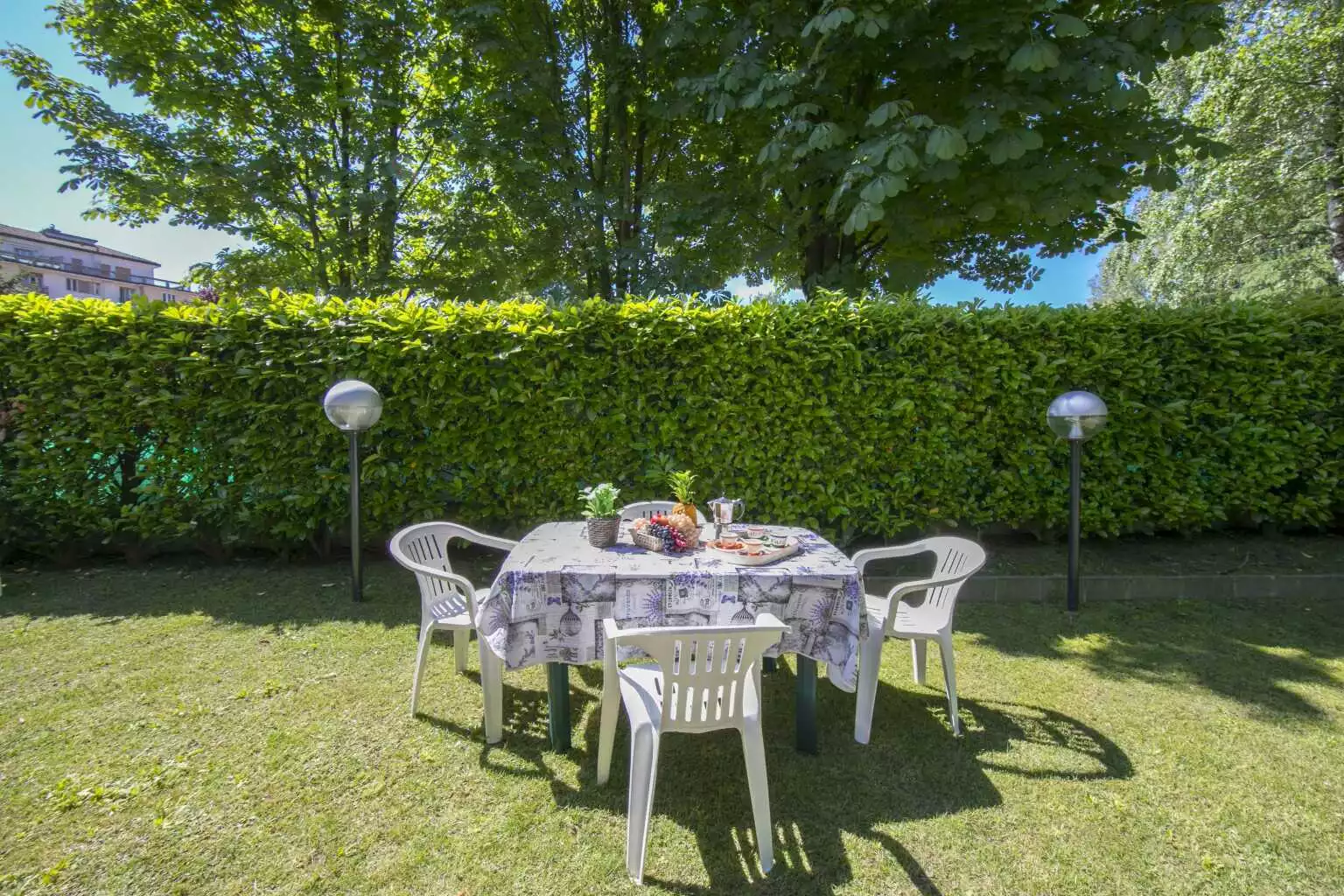 Dining set for a breakfast in the open air - Le Betulle Garden in Laveno - Laveno-Mombello