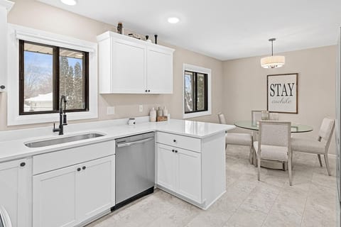 Beautifully updated 5br near dwntwn Mpls & St Paul image 5