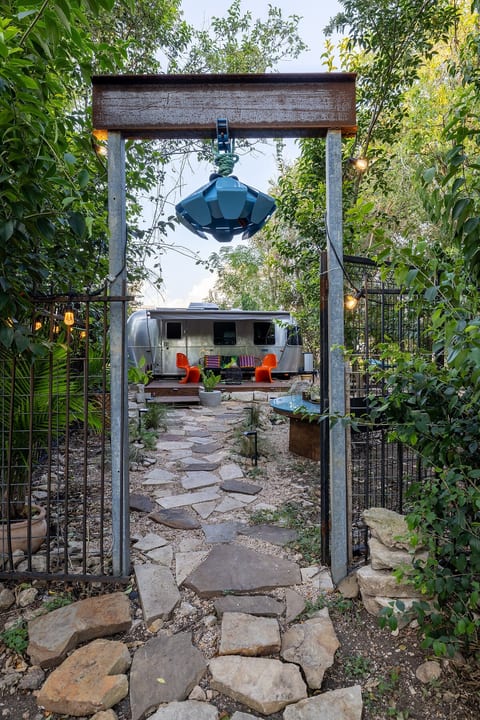 Modern Bambi Retreat * Gated & Shaded Parking image 2