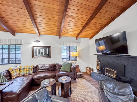 Pet-friendly, AC/heat, shuffle board & EV charger!