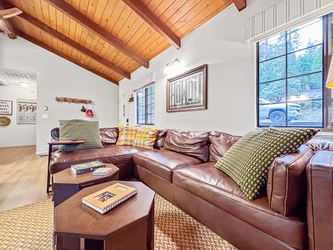 Pet-friendly, AC/heat, shuffle board & EV charger!
