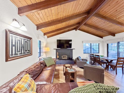 Pet-friendly, AC/heat, shuffle board & EV charger!