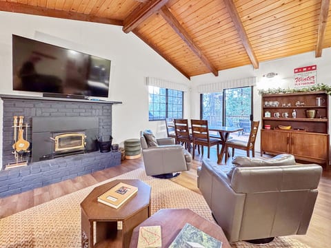 Pet-friendly, AC/heat, shuffle board & EV charger!