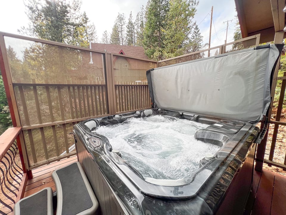 Modern BLS Cabin w/Hot Tub - Arnold
