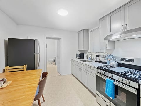 NEW! Walk to park street and restaurants!