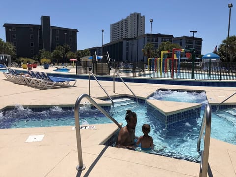 Oceanfront condo-Pools, Lazy River, Saunas & Tubs