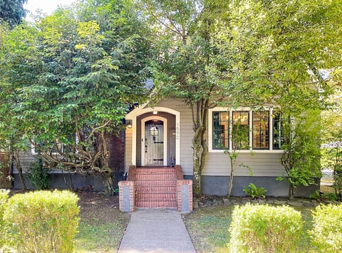 🦆 The Mallard Manor | hip 5 bd historic home image 2
