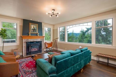 Welcome to Mallard Manor, featuring awe-inspiring views of the natural beauty of Eugene, Oregon.