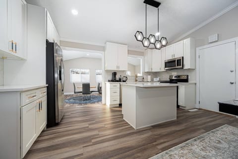 Gahanna Family-Friendly 4BR Retreat • King Bed
