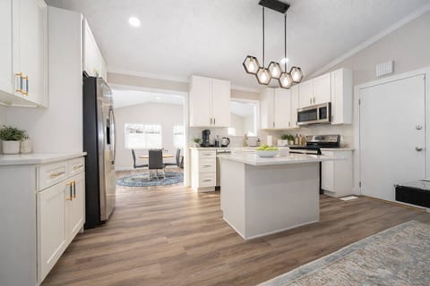 Gahanna Family-Friendly 4BR Retreat • King Bed