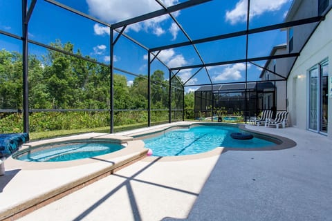 4 Bedroom games room hot tub & pool close to Parks