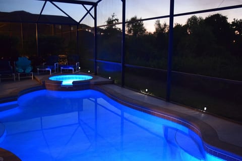 4 Bedroom games room hot tub & pool close to Parks