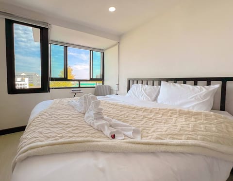 65 Sqm Nimman Condo w. Mountain View & Big Kitchen