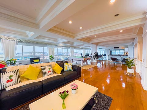 Sky Living Penthouse w/ Mountain Views & Rooftop
