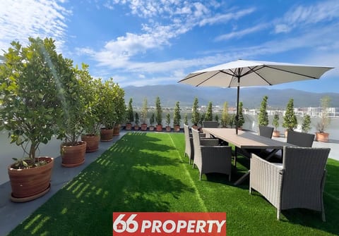Sky Living Penthouse w/ Mountain Views & Rooftop
