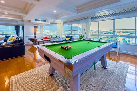 Sky Living Penthouse w/ Mountain Views & Rooftop