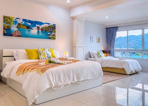 Sky Living Penthouse w/ Mountain Views & Rooftop