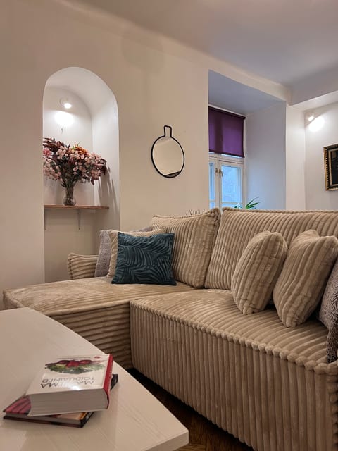 Beyond Viru Gates- 1-bedroom apartment