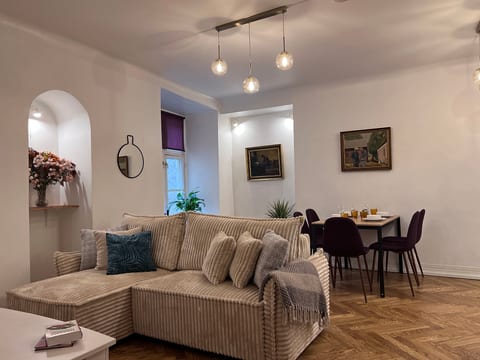 Beyond Viru Gates- 1-bedroom apartment
