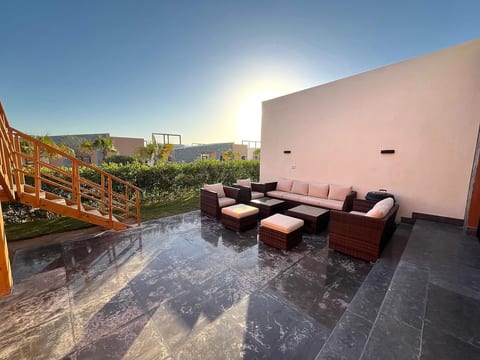 Spacious Villa With Terrace, Beach, Pool And BBQ