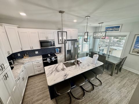 ocean-lakes-beach-rental-kitchen-dining-area
