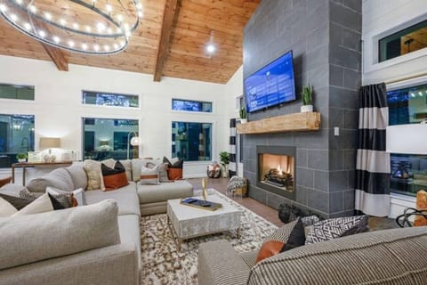 Sublime Retreat: Hot Tub, 2 Kings, Bunks and Games