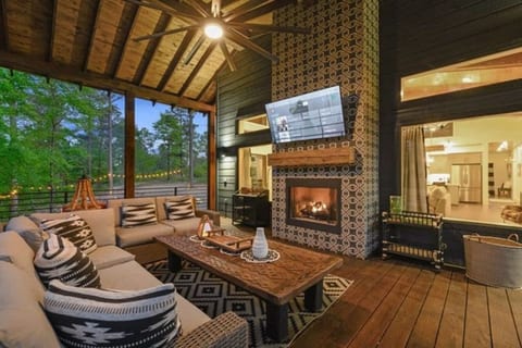 Sublime Retreat: Hot Tub, 2 Kings, Bunks and Games