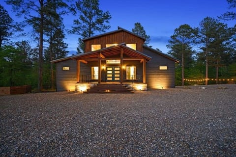 Sublime Retreat: Hot Tub, 2 Kings, Bunks and Games
