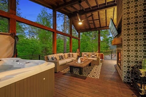 Sublime Retreat: Hot Tub, 2 Kings, Bunks and Games
